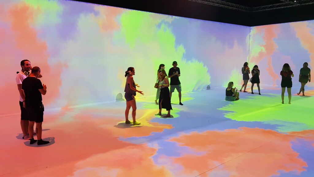 Sonar Desigual, an immersive and interactive floor by Urbez Capablo